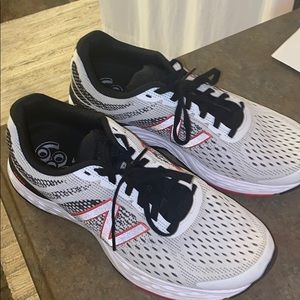 Men’s New Balance tennis shoes